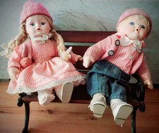 Sammelpuppen 2× Deko Porzellan - Junge & Mädchen – auf Parkbank Vintage Stil