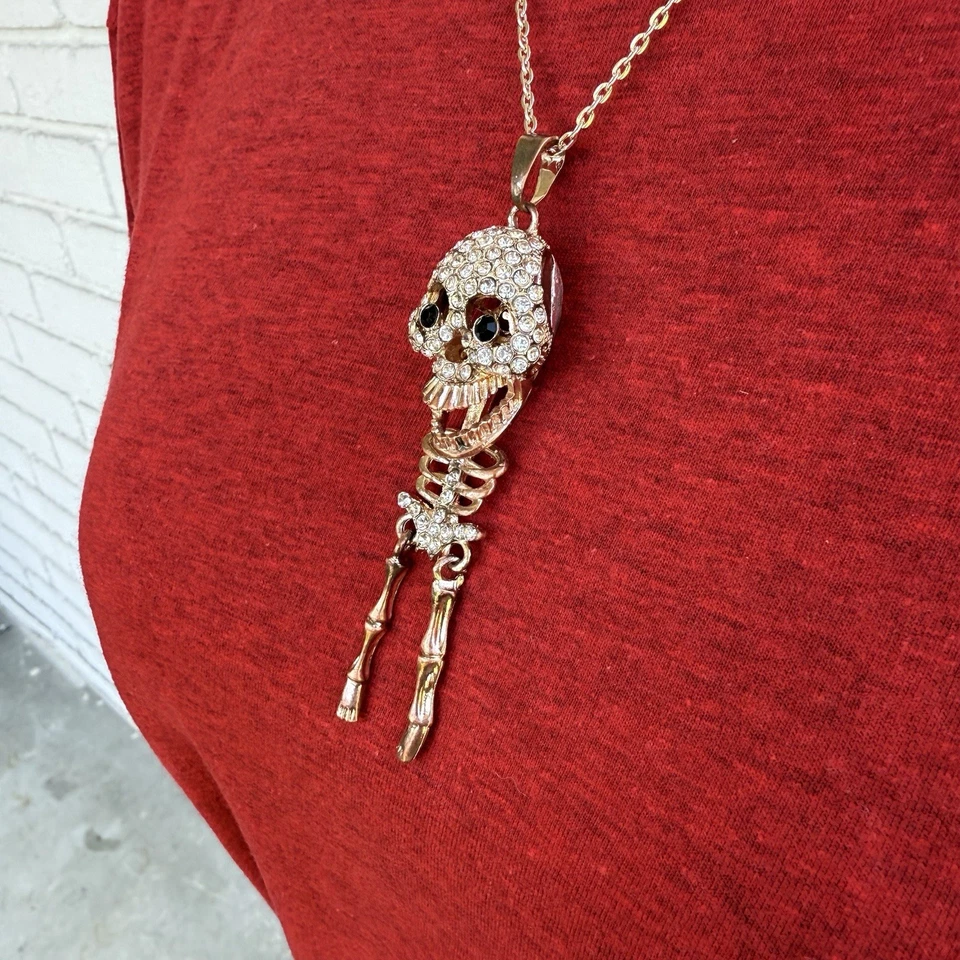 Colar pingente corpo caveira e osso vintage Betsey Johnson tom dourado cristal incrustado - Imagem 3 de 4