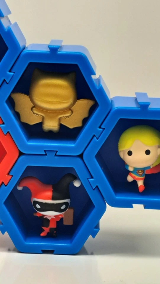 Juego de Nano Cápsulas Marvel con **RARO** BATMAN DORADO. Abierto y montado Foto 4 de 4