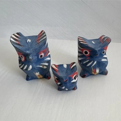Lot de 3 statuettes chouettes en bois peintes bleu, rouge, blanc - Photo 1/4