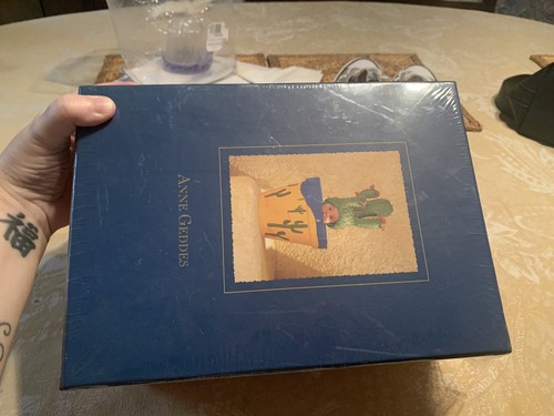 VINTAGE BUT STILL SEALED ANNE GEDDES “CACTUS BABY” PHOTO BOX. 1990’s. RARE!! - Picture 7 of 10