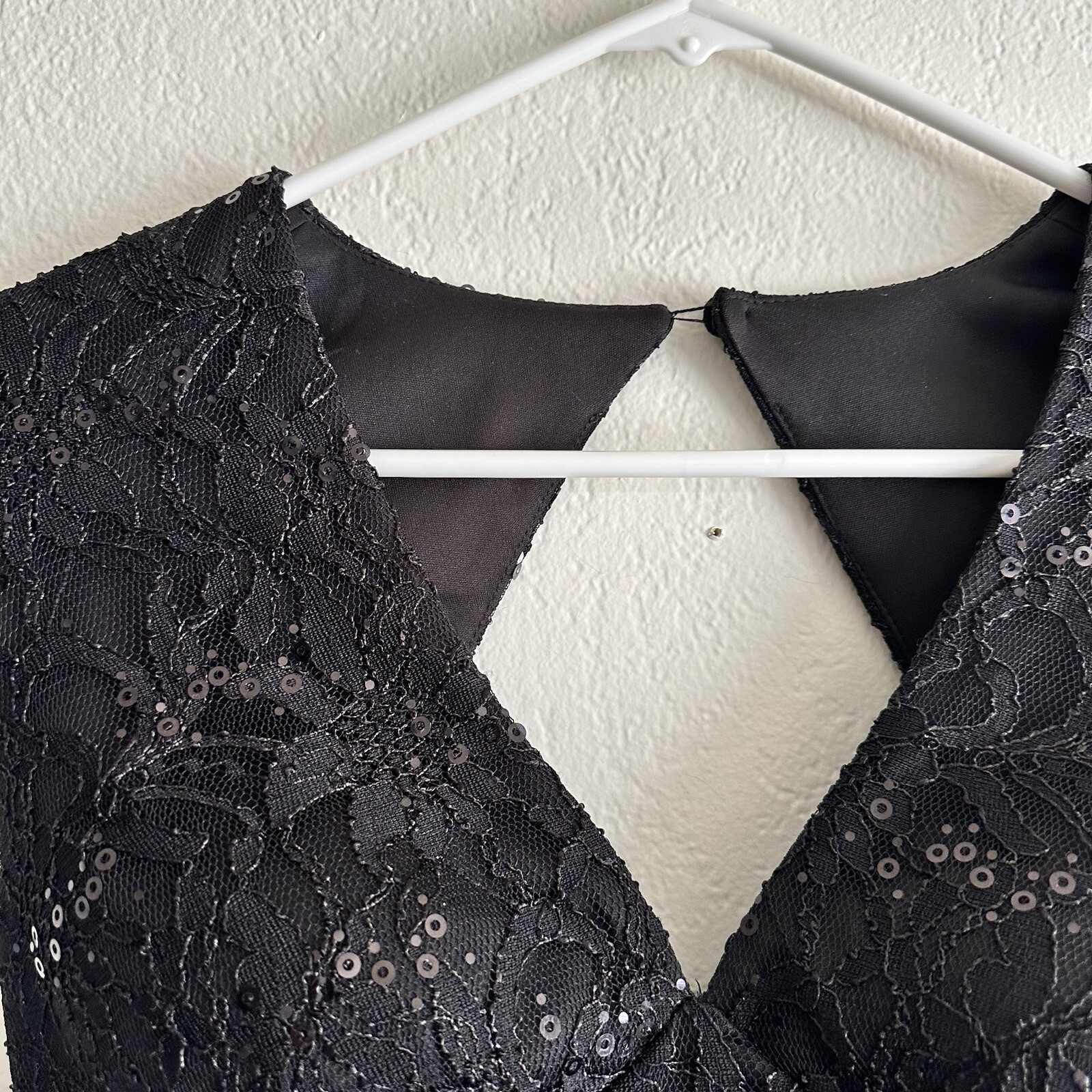 как выглядит Davids Bridal Bridesmaid Dress Black With Embroidered Design In Front Midi Lace фото