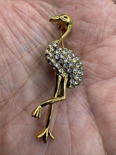 Broche prendedor estilo vintage flamenco pájaro pedrería metal esmalte tono dorado - Imagen 6 de 6