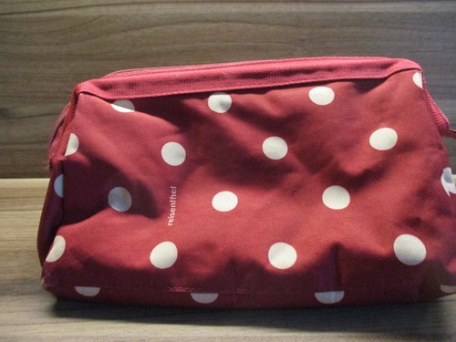 Kulturtasche/Kulturbeutel von der Firma Reisenthel in rot mit weißen Punkten