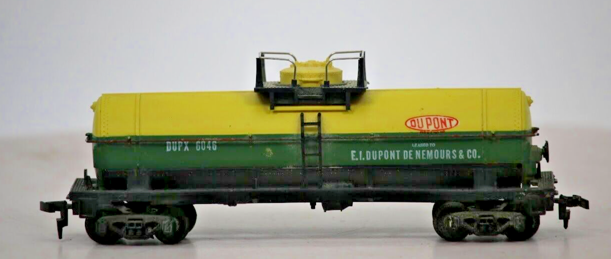 HO Scale Tyco Single Dome Dupont Tank Car DUPX 6046 1:87 Model Train