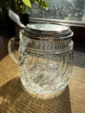 Schwerer Glas-Bierkrug mit Zinn-Deckel &ndash; Spiral-Relief / Optikglas &ndash; Vintage