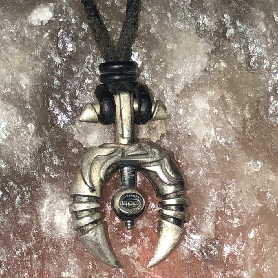 Collar con cordón de cuero negro Bico Australia con colgante en tono plata, único Foto 4 de 4