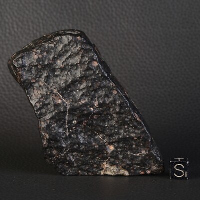 TOP Meteorit NWA 16387 370,35g Chondrit Carbon Typ CK3 - Hand Mass.