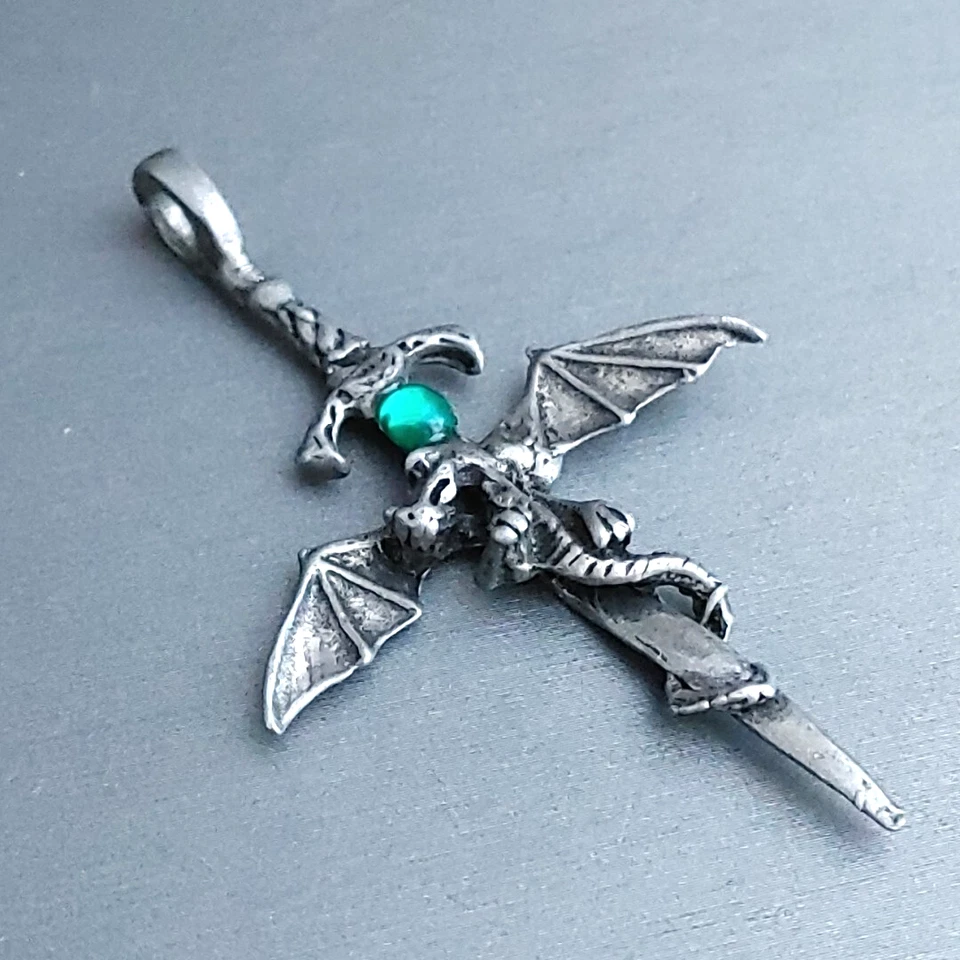 "Dije colgante de espada alas de dragón de peltre piedra cabujón de vidrio verde unisex 2,75""" Foto 2 de 4
