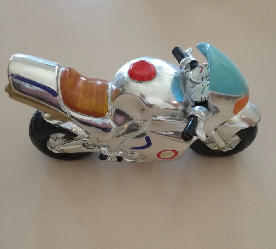 Moto da corsa in resina argentata circa 15 cm. numero 46 bomboniera oggettistica - Immagine 2 di 4