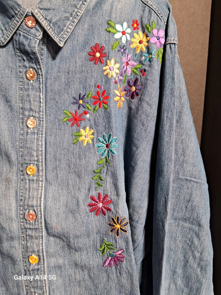 Camisa abotonada Silver Threads para mujer azul mediano denim floral bordado algodón L Foto 3 de 4