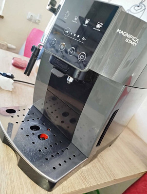 DeLonghi Magnifica Start Kaffeevollautomat Bohnen digital Heißwasser/Dampfdüse