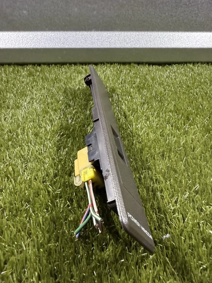 1990 Infiniti M30 Coupe interruptor de controle de janela frontal direita e moldura de acabamento - Imagem 3 de 4