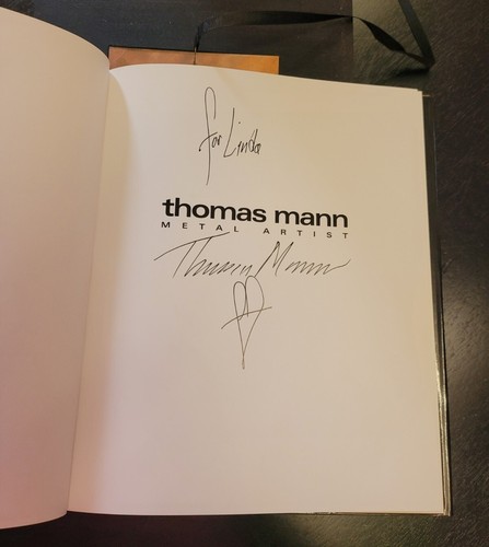Signiertes Thomas Mann Metall Künstlerbuch mit Brosche Anstecknadel Halskette - Bild 13 von 14
