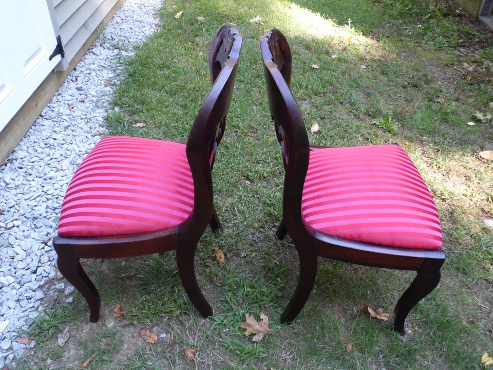 Antiguo par de sillas de comedor talladas a mano llama caoba Imperio Americano siglo XIX Foto 4 de 4