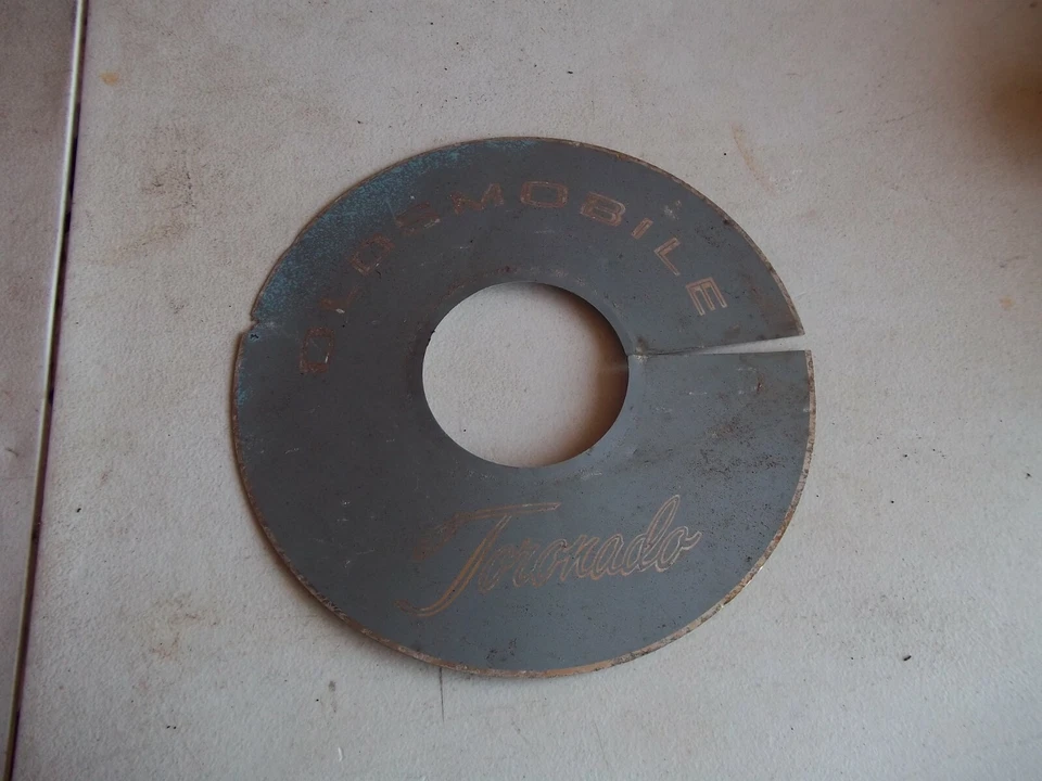 Oldsmobile Toronado V8 Limpiador Respirador de Aire 4bbl Cubierta de Borde Moldura Emblema Foto 2 de 3