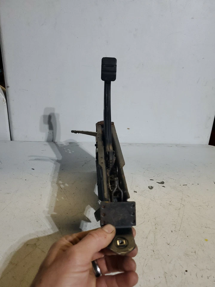 MERCEDES-BENZ 380SL R107 1985-1989 PEDAL FRENO DE ESTACIONAMIENTO EMERGENCIA OEM Foto 2 de 4