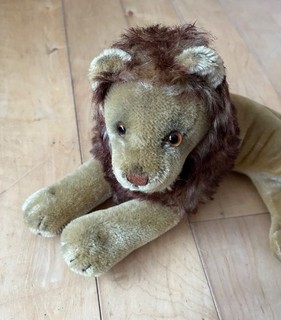 Vintage plush lion possibly Steiff but no button
