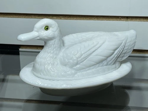 Vintage Westmoreland "Duck On A Nest" Milk Glass Dish w Cover 9" x 5" Glass eyes