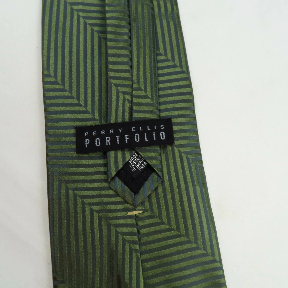 Gravata Perry Ellis Portfolio Masculina Verde Preta Zig Zag Listrada 57"x4" - Imagem 3 de 4