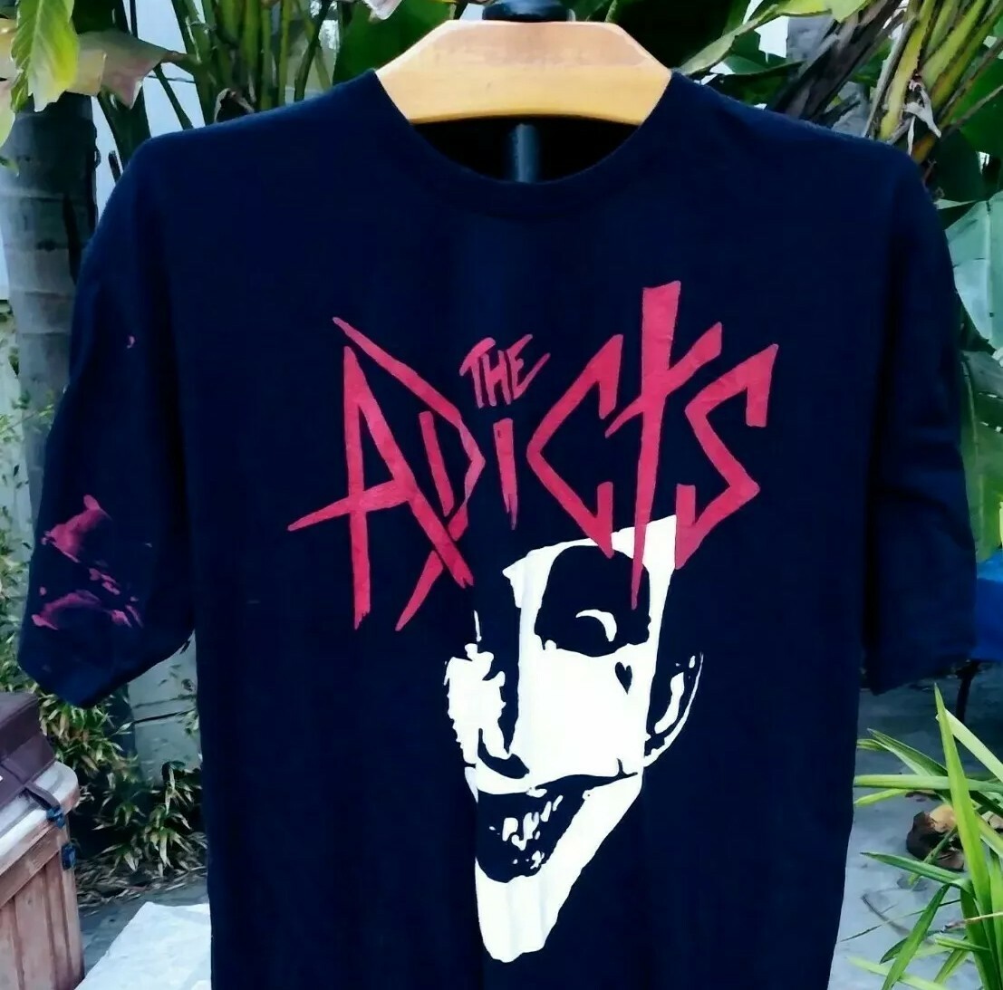 the adicts Tシャツ バンド ロック ビンテージ レア THE ADICTS Men's Distressed Black Punk T-Shirt Red Paint Splatter