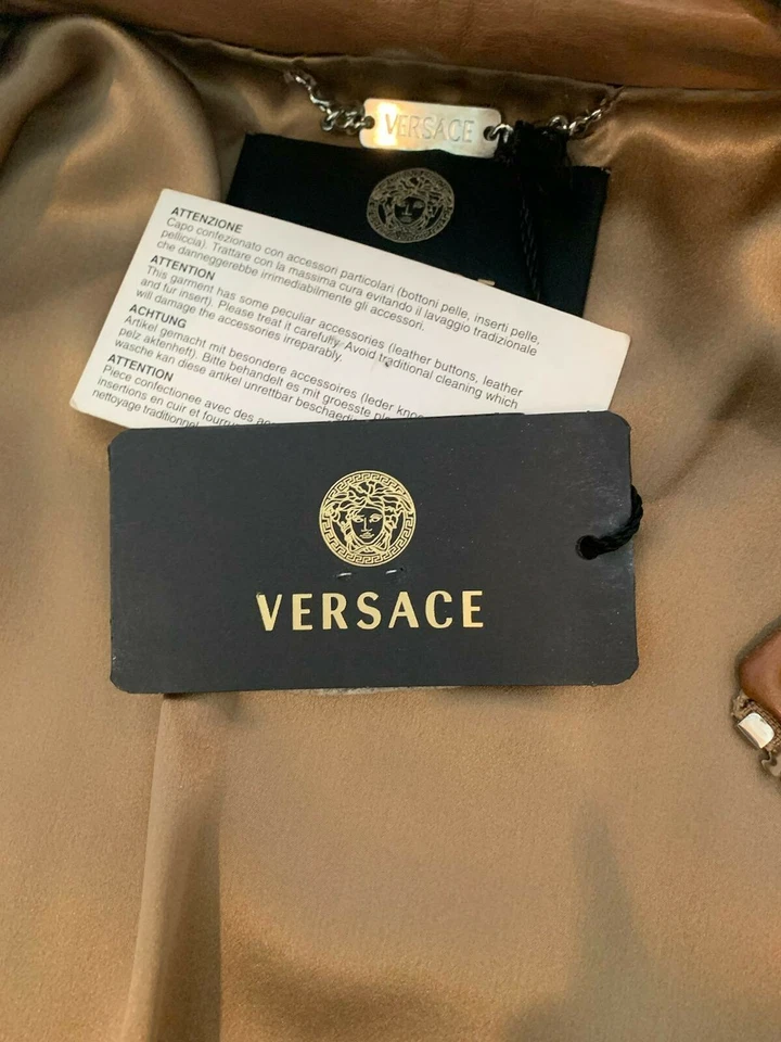 Woman's Gianni Versace Fox Fur Cape with pockets  - Image 4 of 4