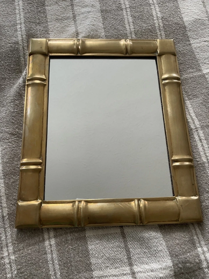 Espejo de latón MCM Hollywood Regency marco de bambú soporte trasero ornamentado de metal 12x9,5 Foto 2 de 4