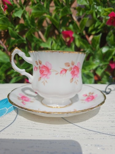 Vintage Paragon Rose R223 Montrose Shape Gold Gilt Rose Coffee Cup Saucer 220ml - Picture 3 of 8