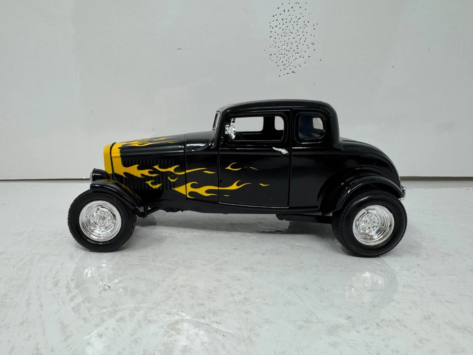 Motormax 1932 Ford Coupe Hot Rod Black w/ Flames 1:18 Diecast Car - Image 2 of 4