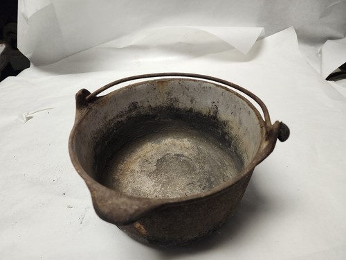 Antique Unbranded 8" Dia. Cast Iron Pot Dutch Oven Enameled Inside - Picture 10 of 13
