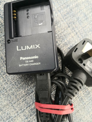 Panasonic Battery Charger for Lumix Digital Cameras 110-240V 4.2V (DE-A40A) Used - Picture 2 of 3