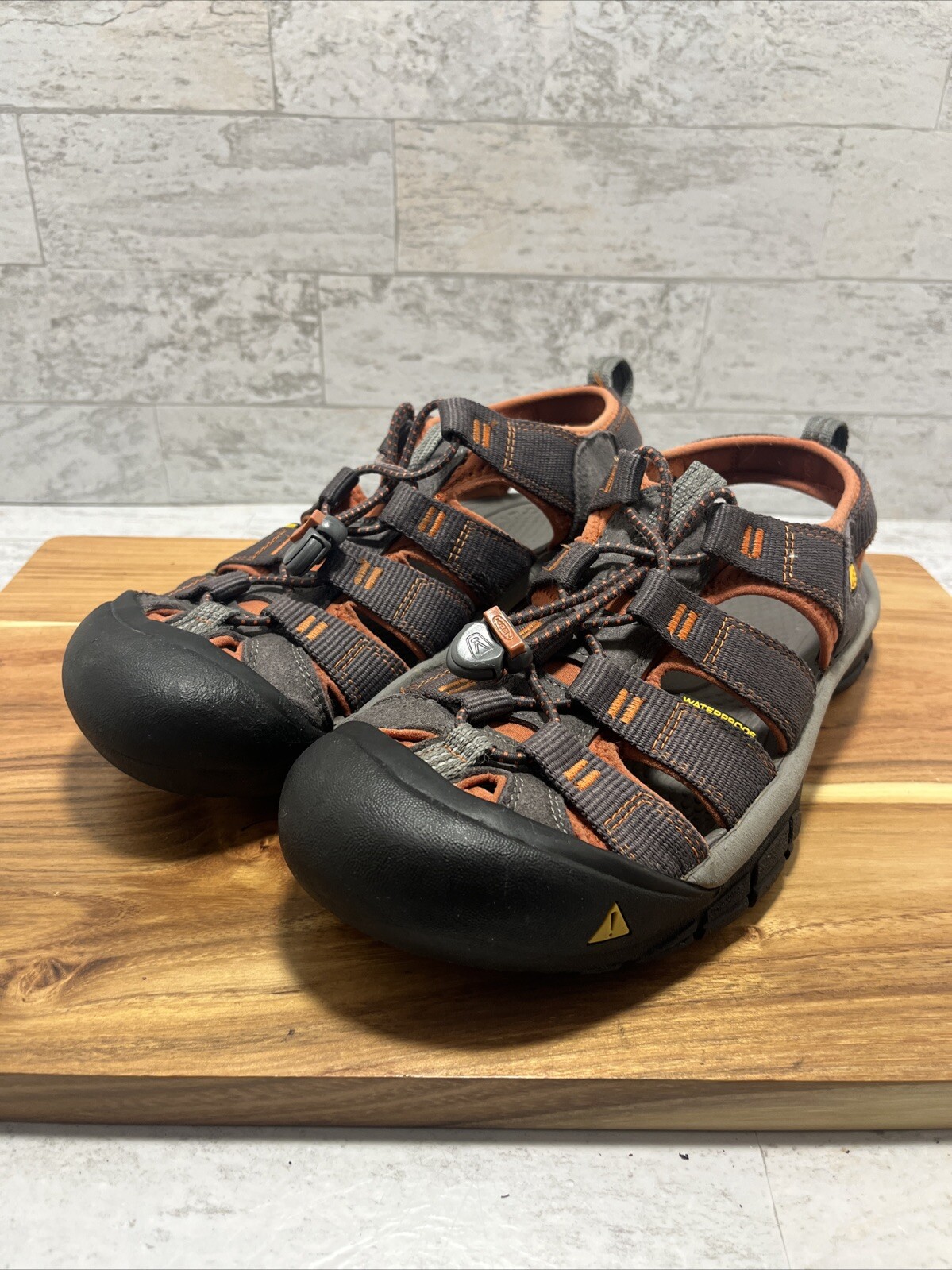 Sandali Keen Newport H2 da uomo taglia 9 casual escursionismo arancione bruciato grigio usati in ottime condizioni