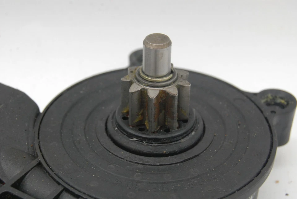 SMART FORTWO 450 02-04 600 N/S NEARSIDE ELECTRIC WINDOW MOTOR BOSCH 0130822002 - Image 3 of 4