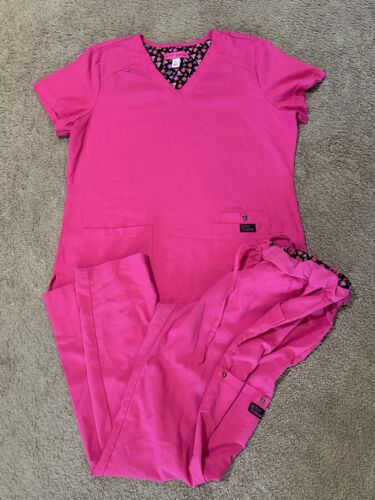 Conjunto de 2 piezas exfoliantes Betsey Johnson para mujer rosa talla grande pantalones altos atención médica