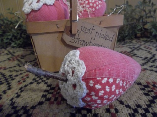 Primitive Handmade Antique Cutter Quilt Strawberries in Wood Berry Basket - Picture 3 of 4