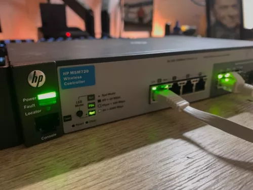 HP E MSM-720 Wireless Access Controller + 19 inch brackets + 10 AP licenties