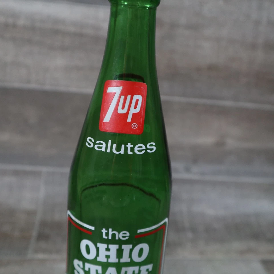 Botella de vidrio conmemorativa de colección The Ohio State Buckeyes OSU Football 1973 7-Up Foto 2 de 4