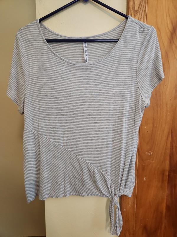 Women's Leo & Nicole size PM grey white striped short sleeve scoop neck t-shirt