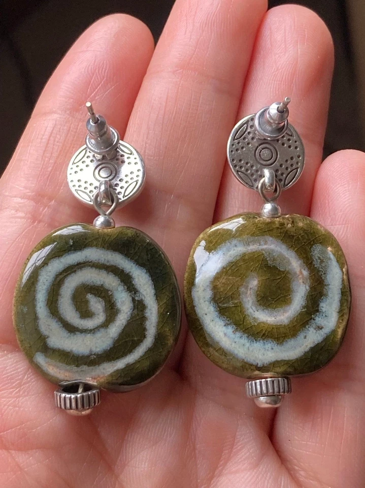 Brincos postes de contas Brighton Kazuri - Imagem 3 de 4