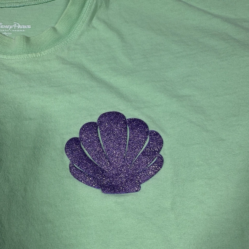 Camiseta Disney Parks Spirit Walt Disney Land Resort Ariel Shell Verde Adulto Talla XL Foto 3 de 4