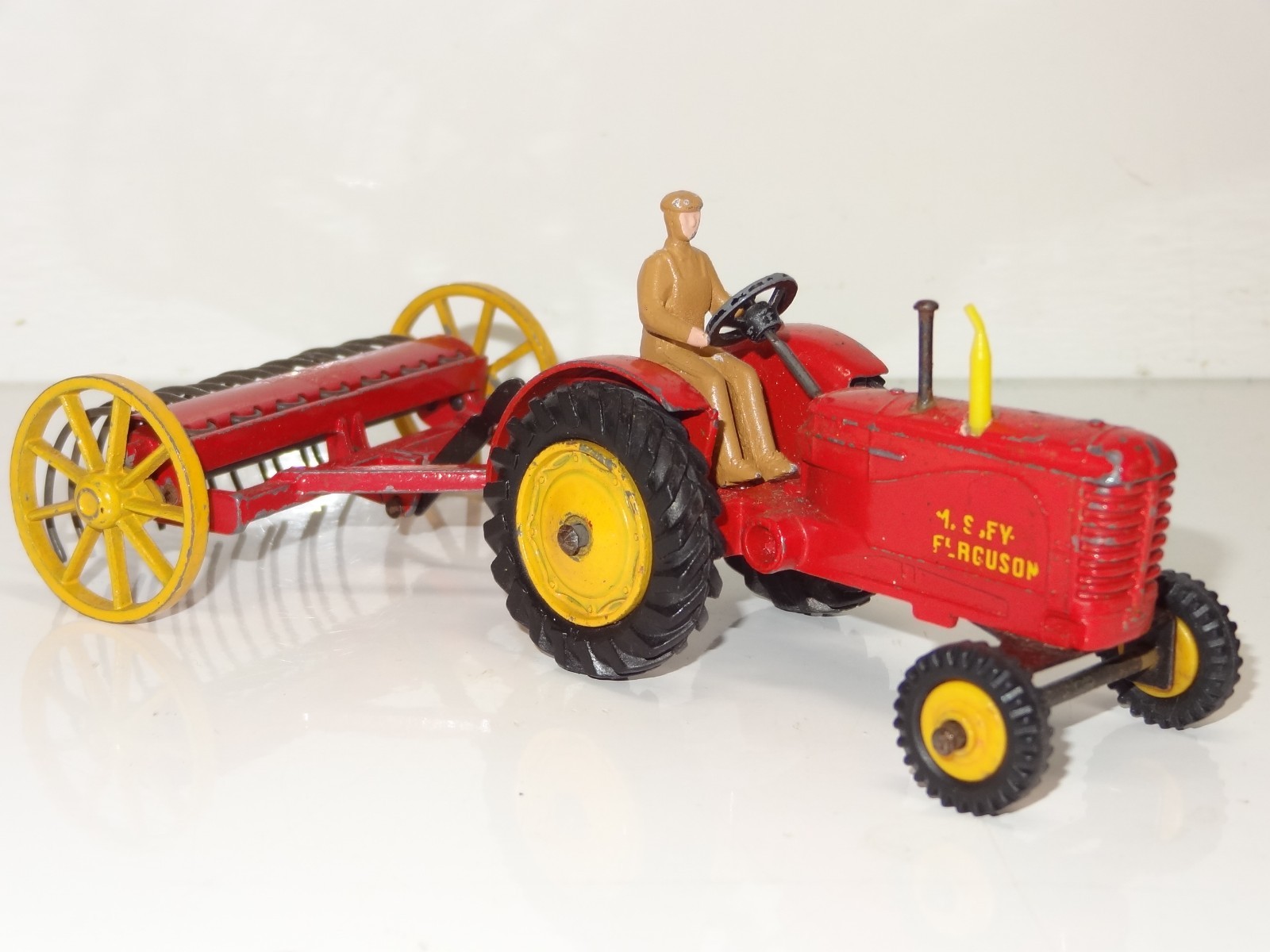 Massey Harris トラクター 1/43※Dinky Toy Massey Harris トラクター 1/43※Dinky Toy DINKY TOYS RED MASSEY