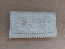 Champagnerfarbene Clutch Stoff mit schönem Perlenblumenmotiv