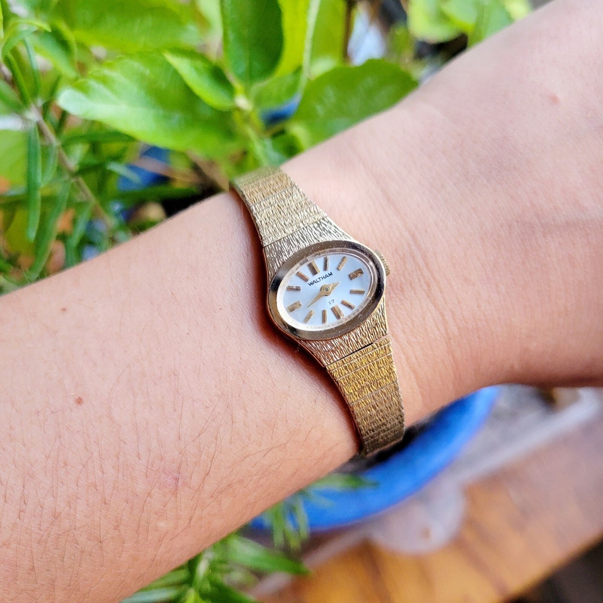 Vintage Waltham 17 Jewels Classic Gold Womens Womans Dainty Oval