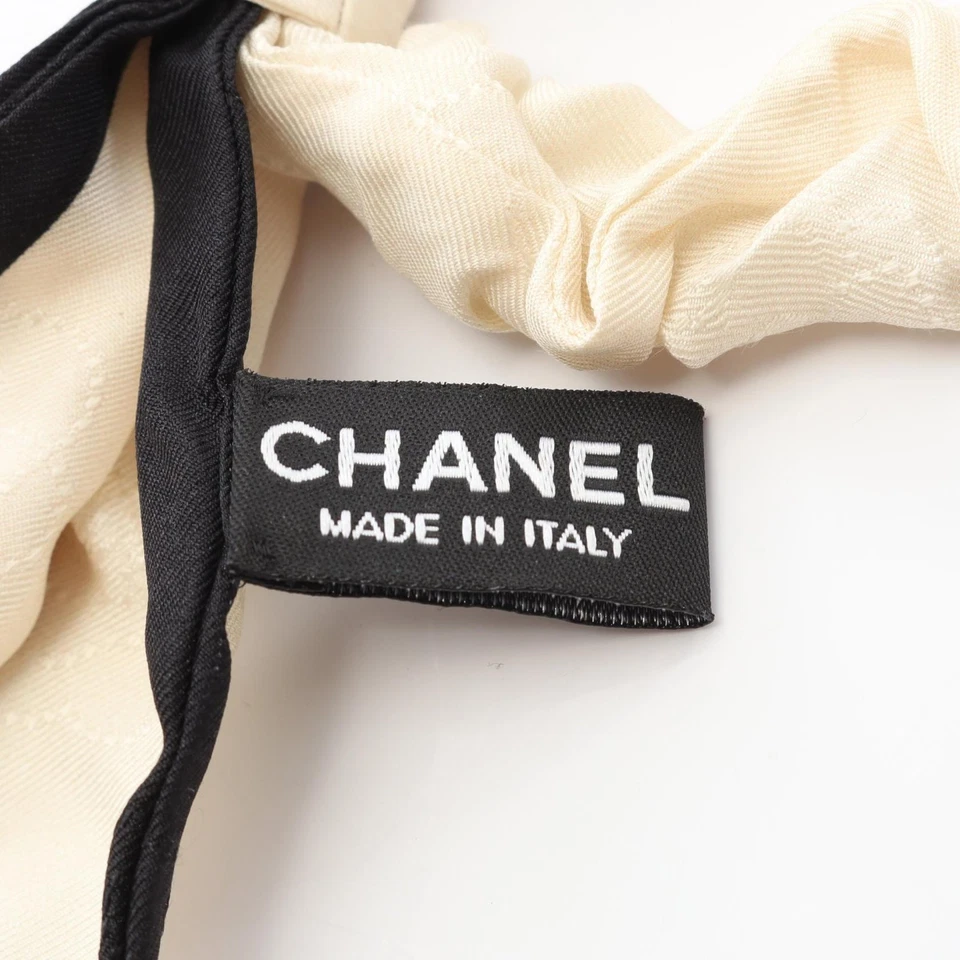 CHANEL Camelia Scrunchie Accesorio para el Cabello Seda Blanco Negro Usado Mujer CC Coco Foto 3 de 4