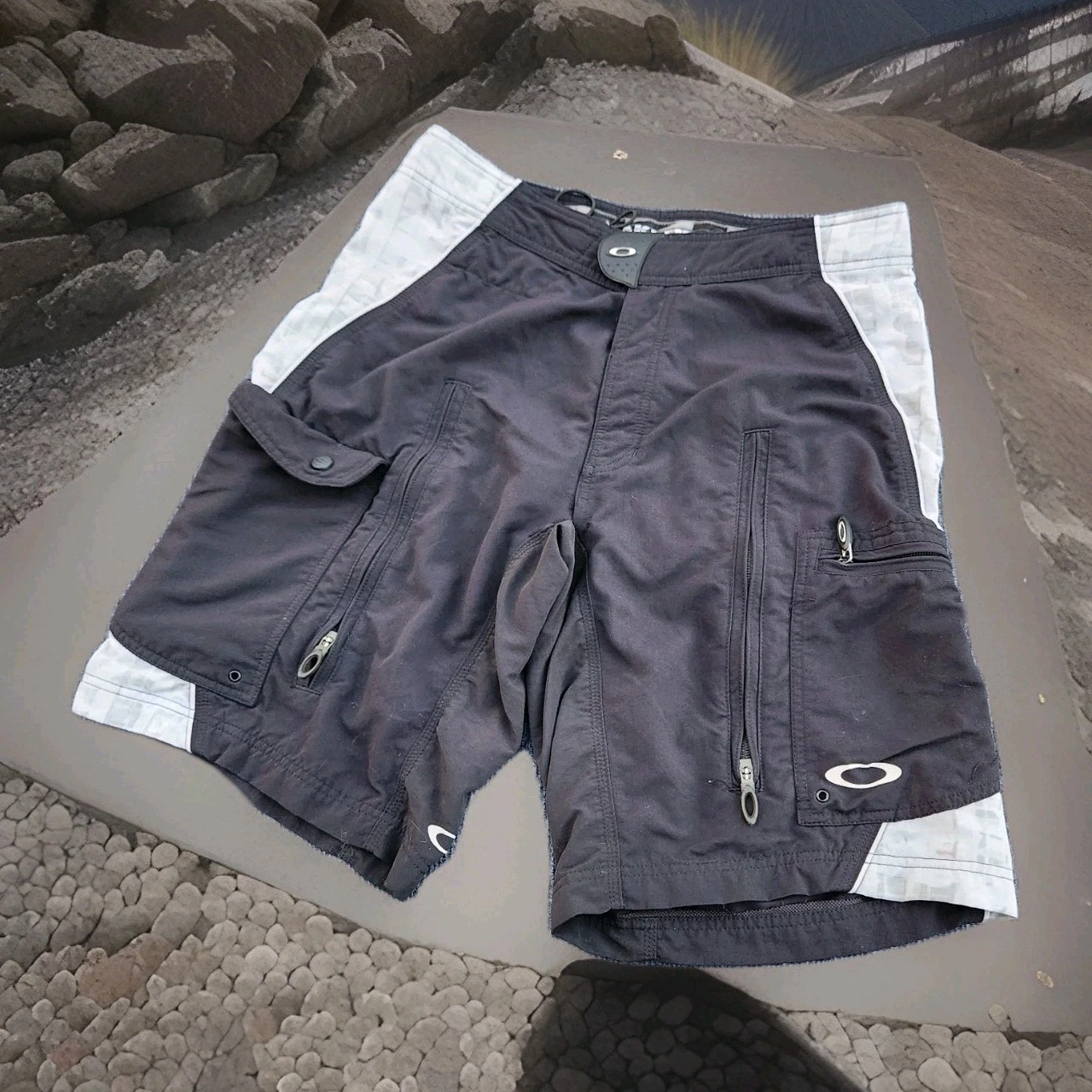 Vintage Y2K Oakley Technical Shorts Mens 31 Black MTB Mad Scientist Gorp Utility
Opens in a new wind