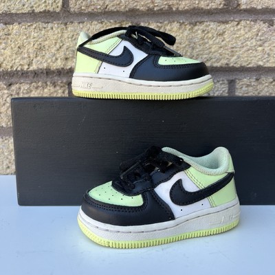 Nike Air Force 1 Kleinkind Größe 5C schwarz weiß neon sportliche Freizeitschuhe Turnschuhe