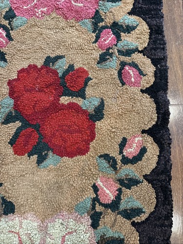 Vintage Hand Hooked Rug 24"x36" Black w/ Beige scallops & Red White Pink Roses - Picture 11 of 15