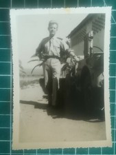 QQ214 Photo TTBE Algérie 1956 annotée au dos militaire debout à coté d'une jeep