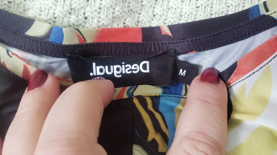 Camiseta Desigual Uma Para Mujer Usada Manga Larga Negra Floral Dobladillo Reunido M  Foto 3 de 4