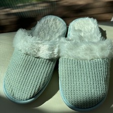 Fuzzy Ladies Scuff Slippers NEW Size S/ grannycore